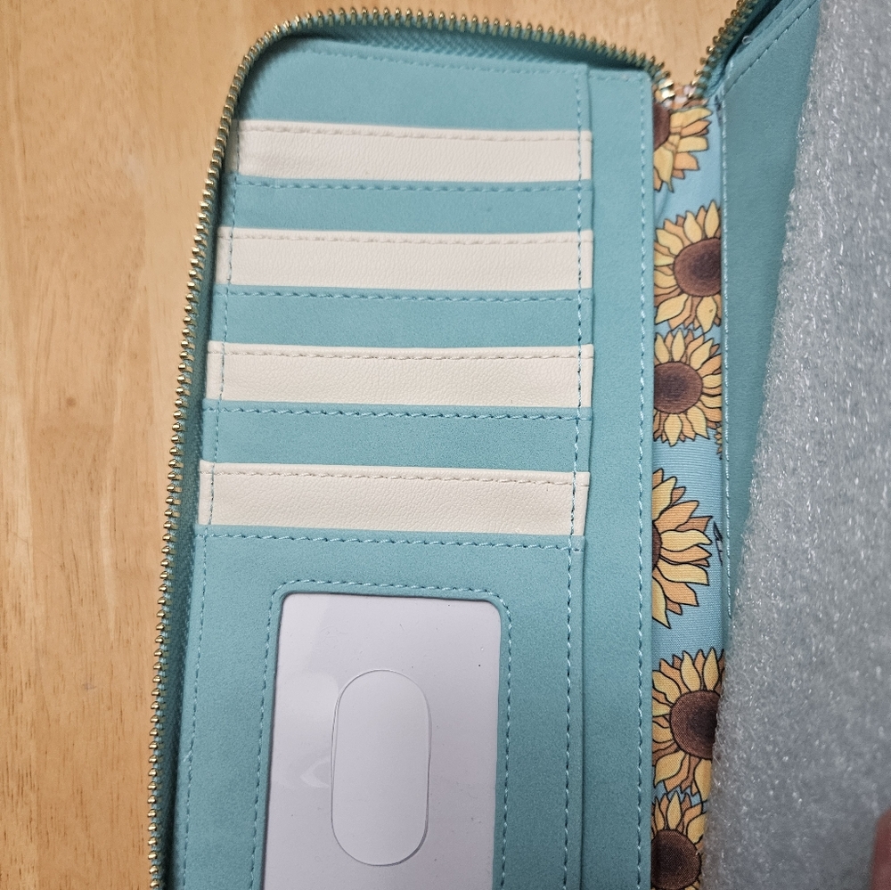 Disney Loungfly Pocahontas Wallet - Picture 3 of 7